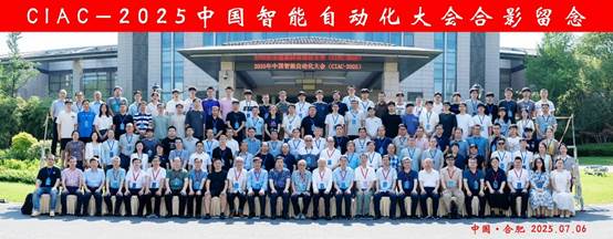 人群远处几个人在球场上

AI 生成的内容可能不正确。