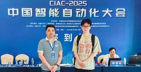 一群人站在人的照片上写着字

AI 生成的内容可能不正确。