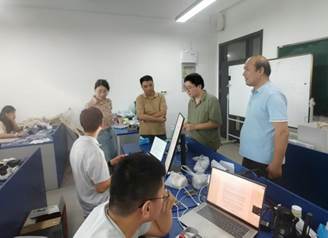 会议室里的人们
AI 生成的内容可能不正确。