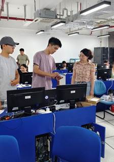 一群人在看电脑
AI 生成的内容可能不正确。