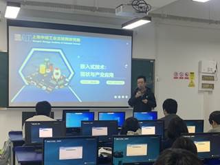 电脑萤幕前的人

AI 生成的内容可能不正确。