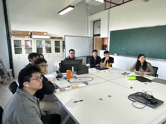 会议室里的人们
描述已自动生成